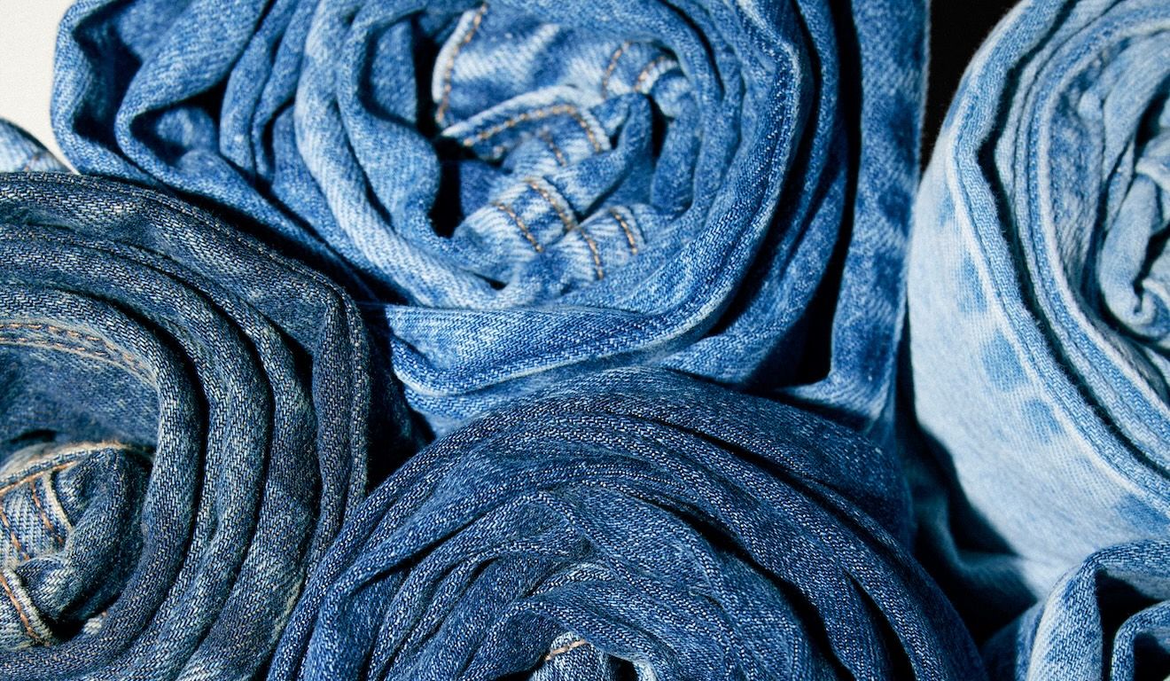 Indústria do jeans enfrenta gargalo de escala na transição para materiais sustentáveis
