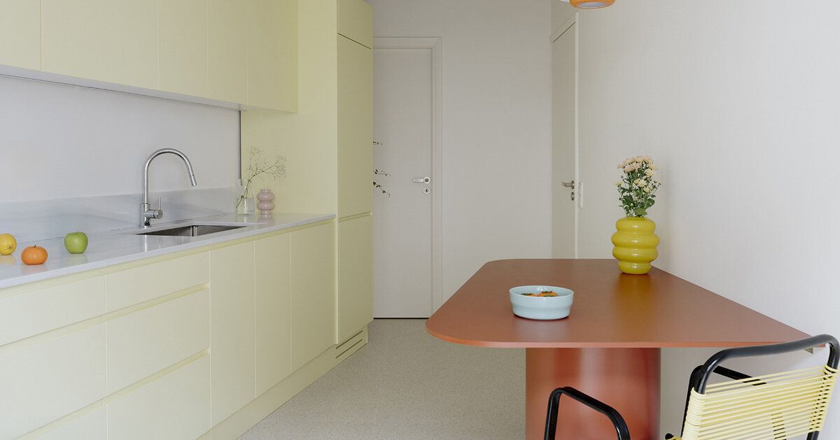 Mosaico de Baco inspira apartamento ateniense em amarelo e mármore