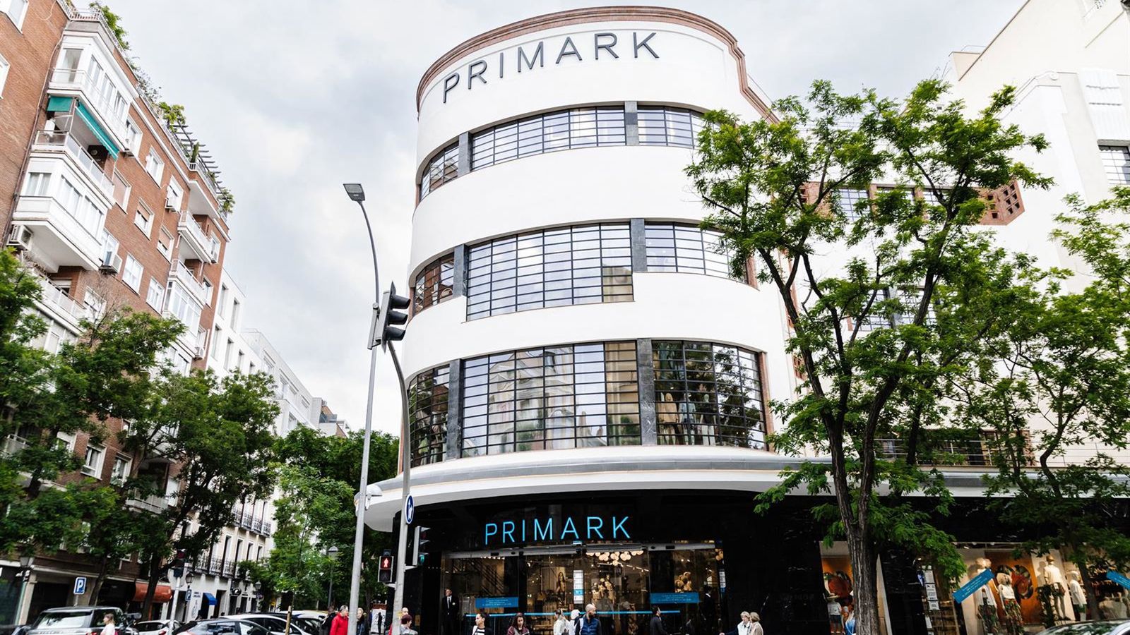 Primark avança 4% em receita global — mas vendas comparáveis recuam
