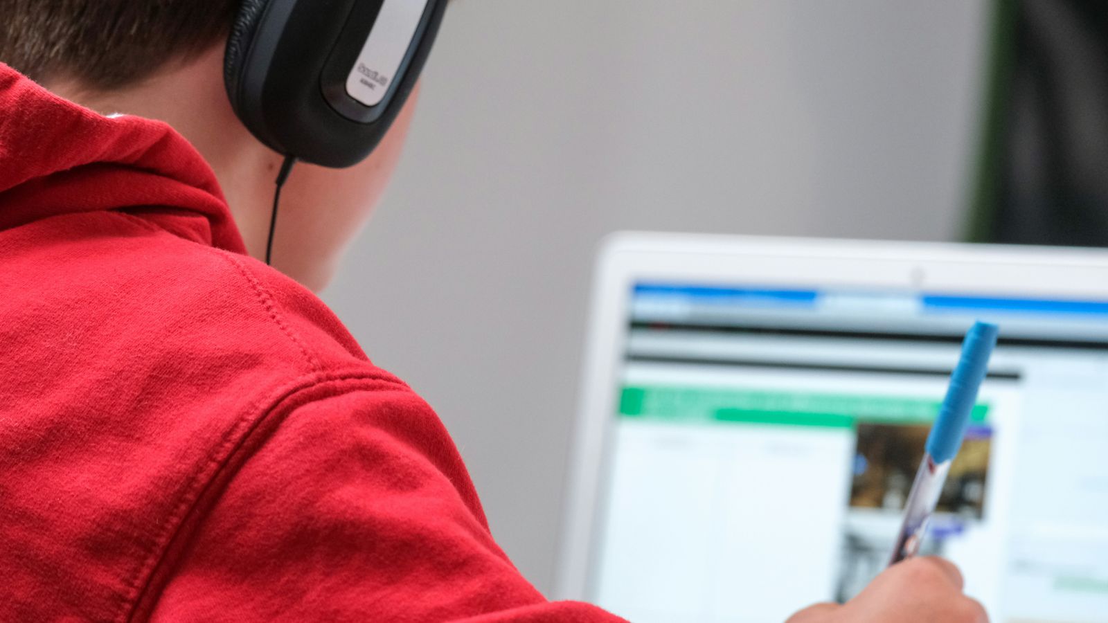Santander usa WhatsApp para formar 25 mil em IA e Marketing