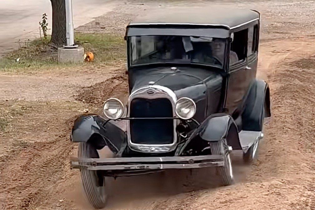 Ford Modelo A de 1928 supera percurso off-road moderno da Ram