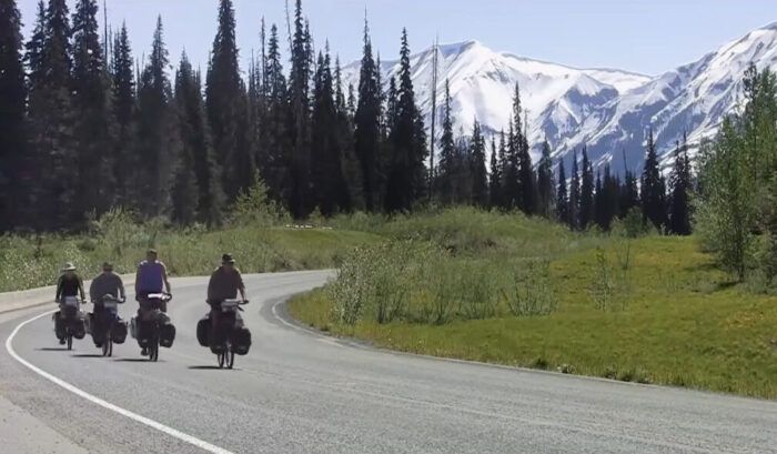 Três amigos pedalam 54.000 km pelo mundo em três anos