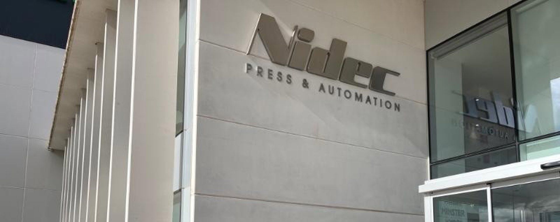 Nidec despenca 18% após anúncio de perdas de €5,6 bi