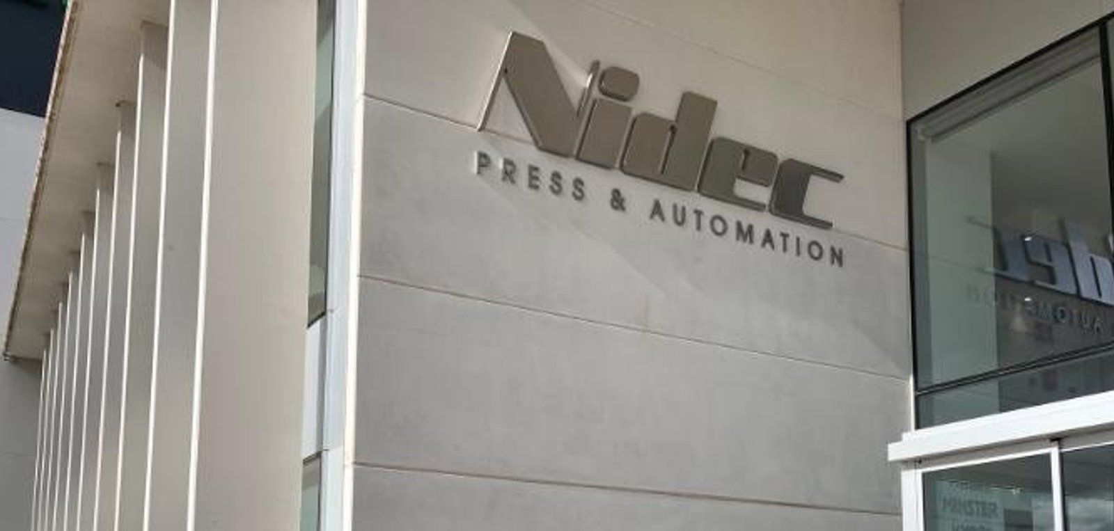 Nidec despenca 18% após anúncio de perdas de €5,6 bi