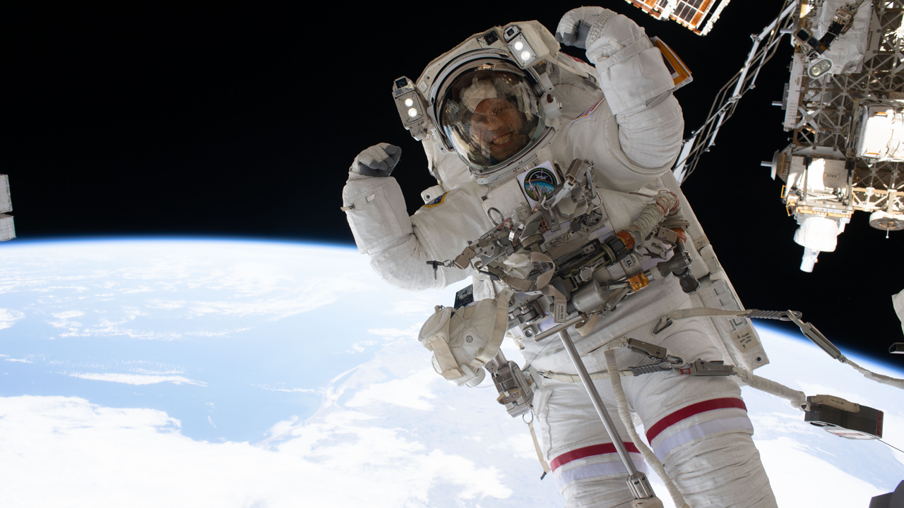 Astronautas da NASA realizam reparo crítico no braço robótico da ISS