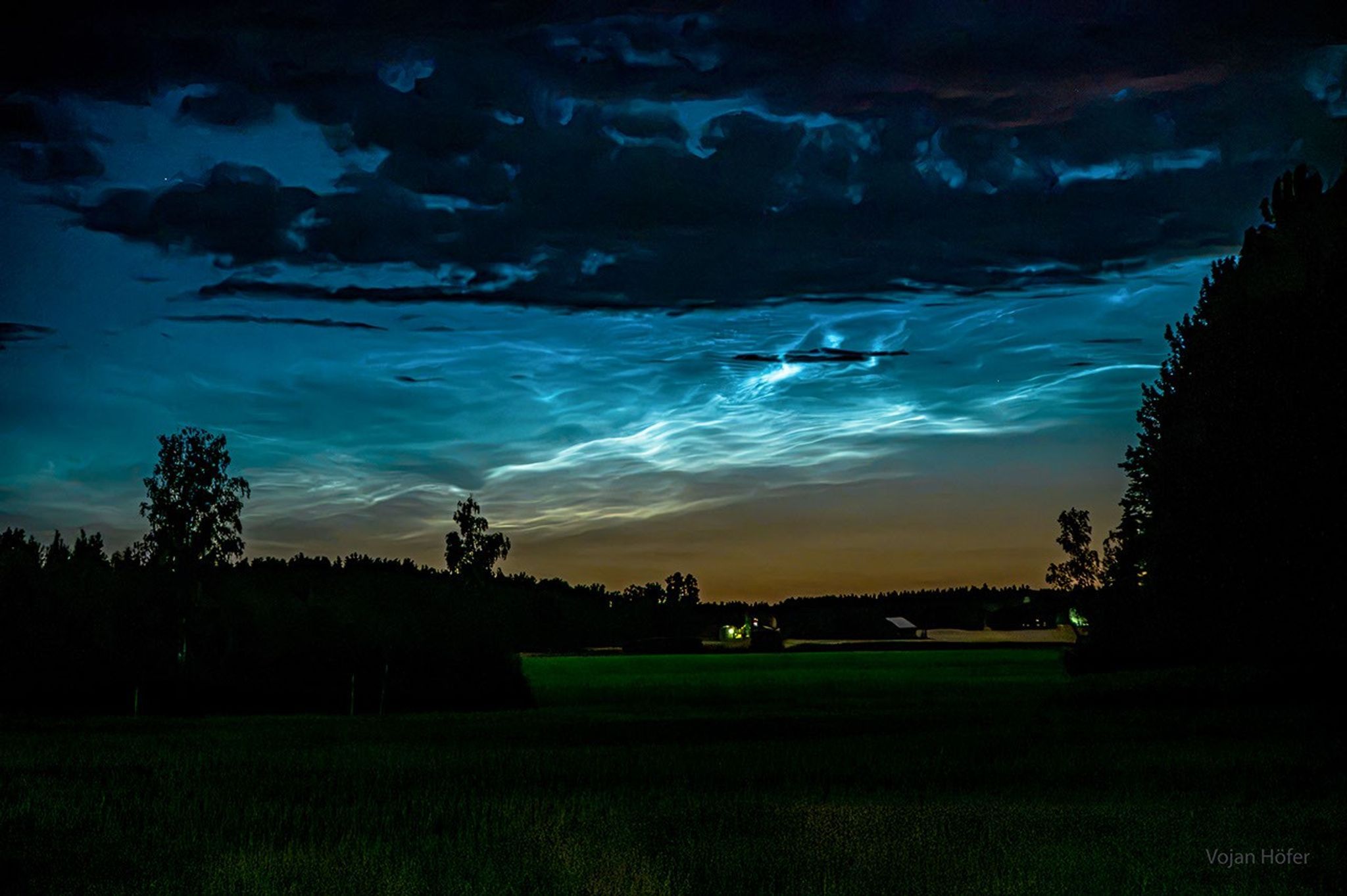 Nuvens Azuis Iluminam Céu Noturno da Suécia