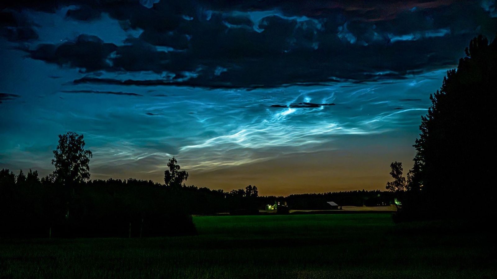 Nuvens Azuis Iluminam Céu Noturno da Suécia