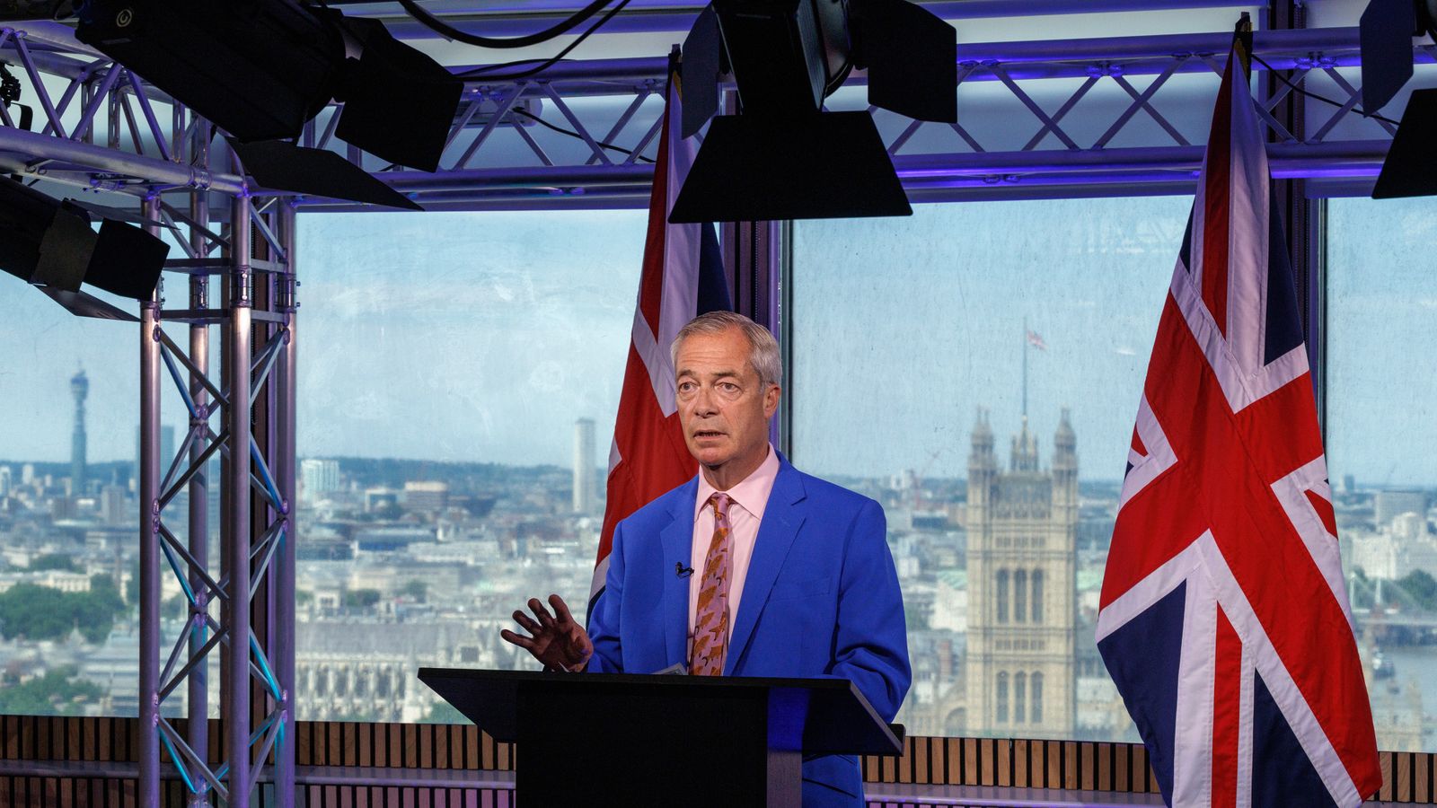 Nigel Farage renuncia ao cargo e força eleição para blindar finanças