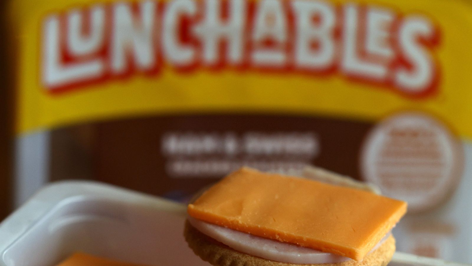 Consumidor perde confiança na IA e busca refúgio em marcas nostálgicas