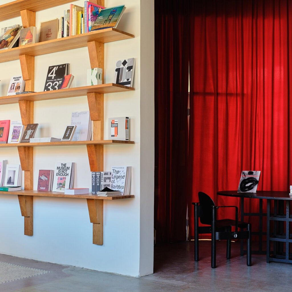 Simone: Livraria em Copenhague se reinventa como galeria e espaço cultural