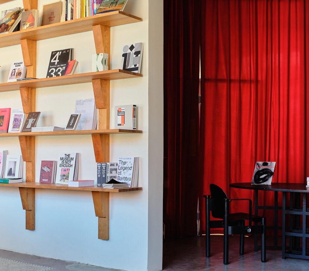 Simone: Livraria em Copenhague se reinventa como galeria e espaço cultural