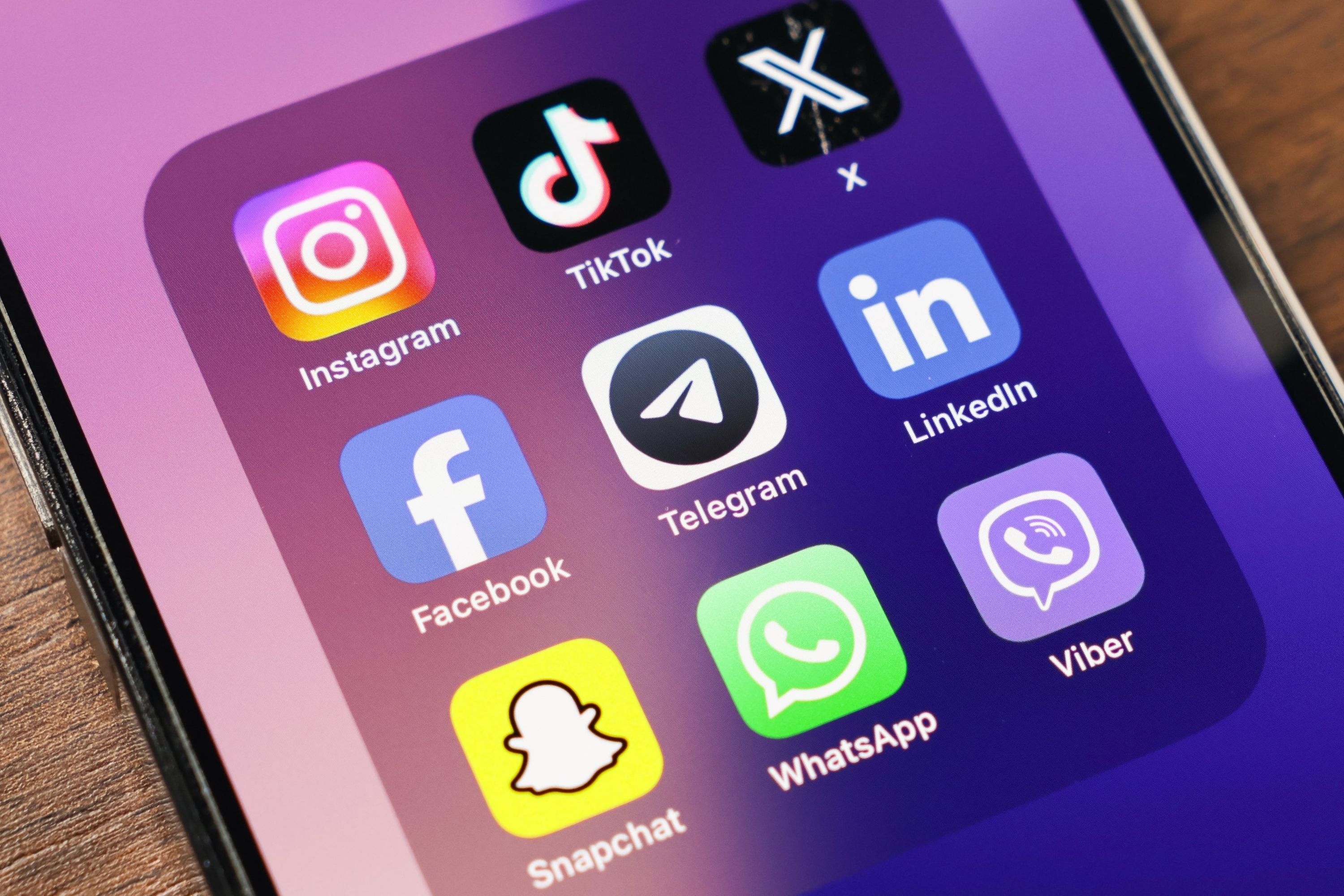 Emiratos Árabes Unidos impõe limite de 15 anos para uso de redes sociais