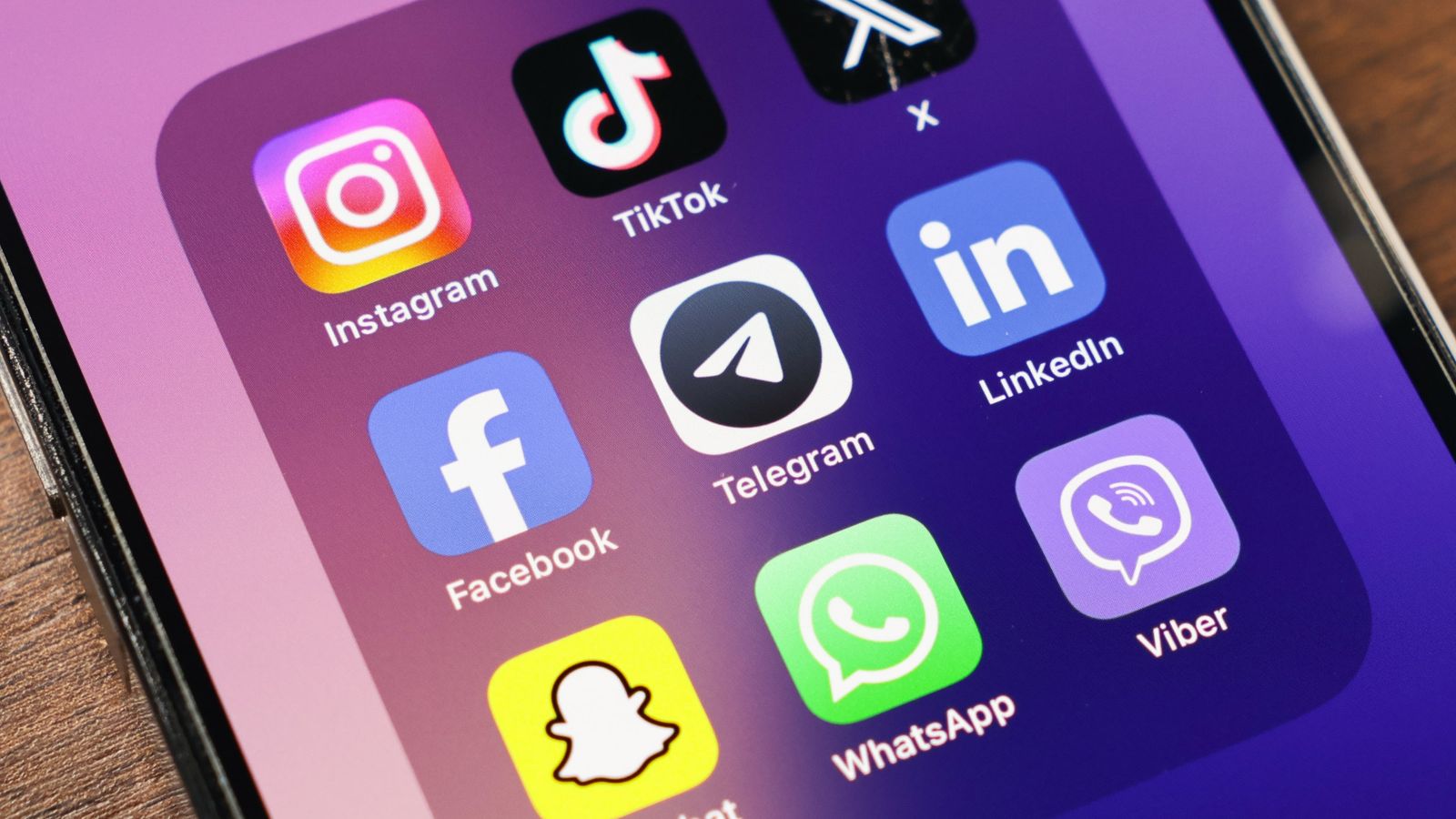 Emiratos Árabes Unidos impõe limite de 15 anos para uso de redes sociais
