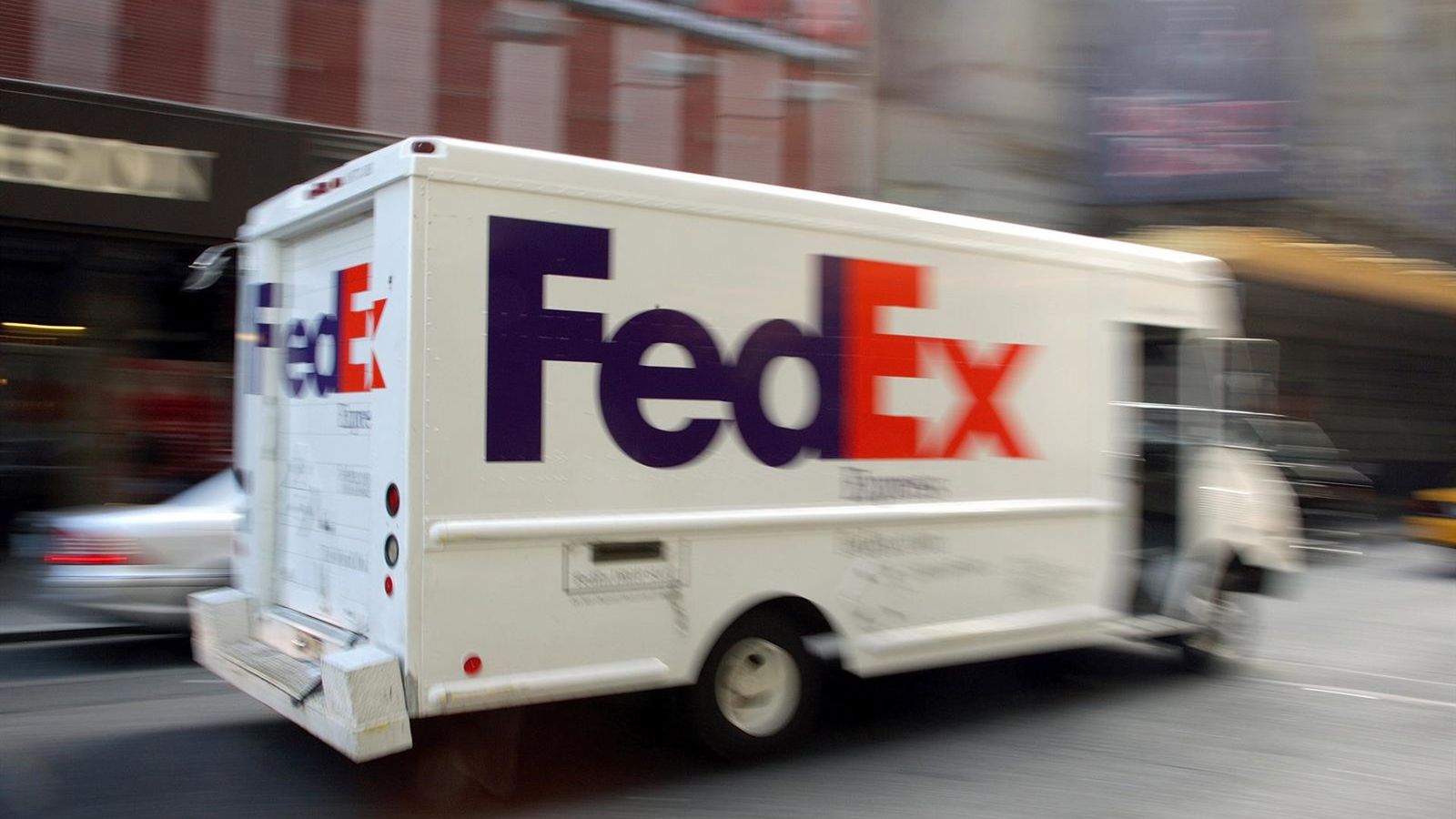 FedEx amplia lucro em 8% e aposta em rede global para manter tração