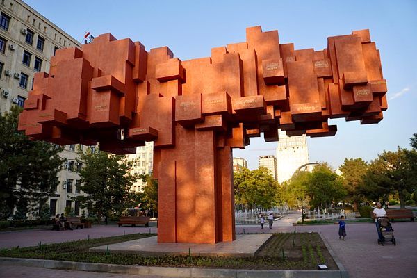 Monumento em Bishkek: o tesouro roubado que virou reflexão
