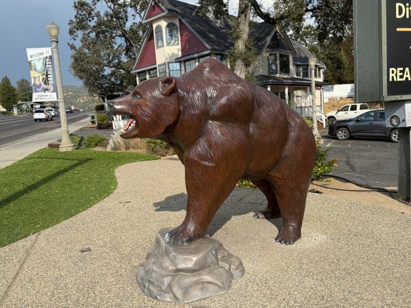 Oakhurst preserva o Urso Falante — um ícone da cultura de estrada americana