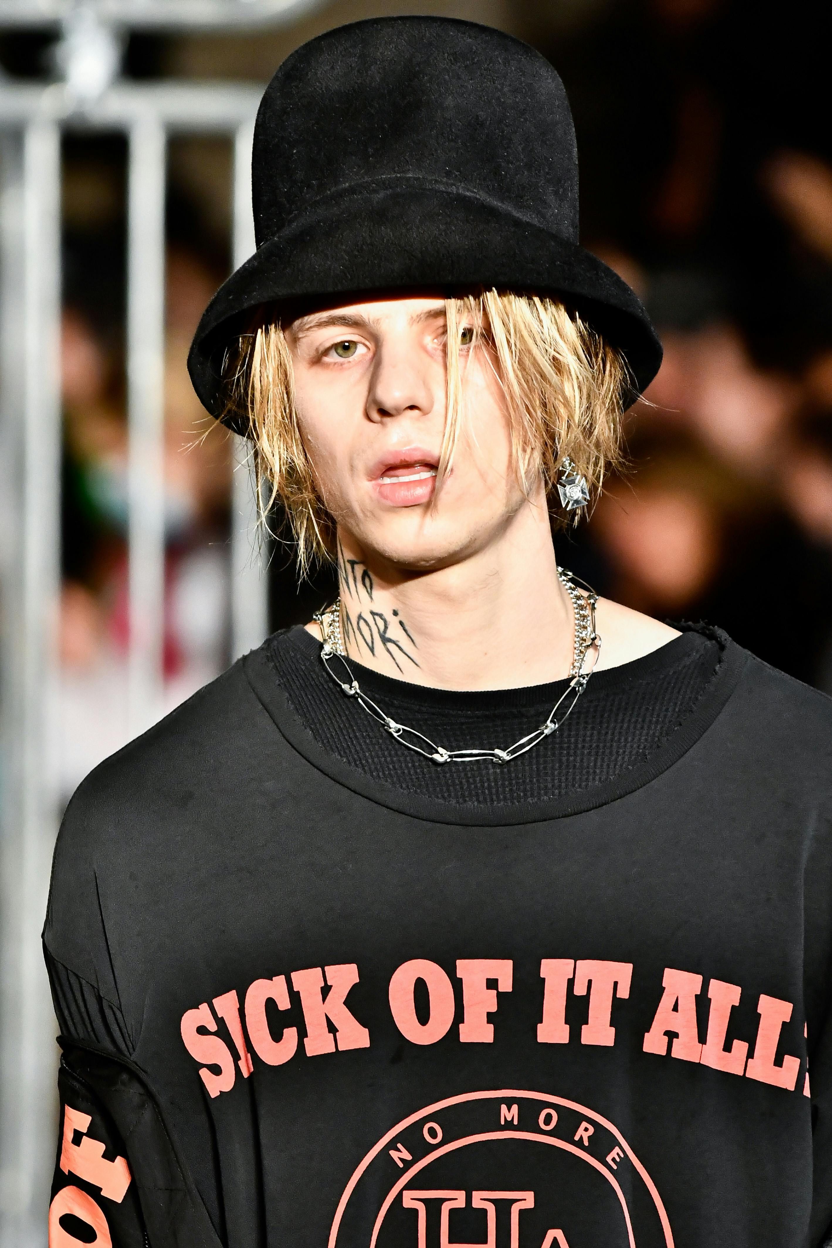 A rebeldia virou grife: o paradoxo do grunge de luxo