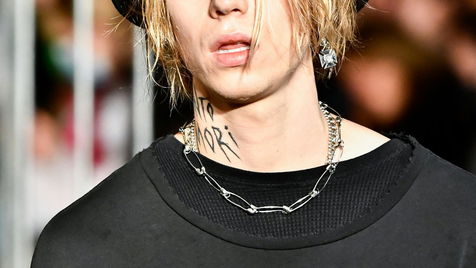A rebeldia virou grife: o paradoxo do grunge de luxo
