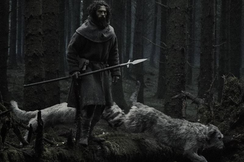 Robert Eggers resgata o horror medieval em Werwulf — e Aaron Taylor-Johnson desaparece no papel
