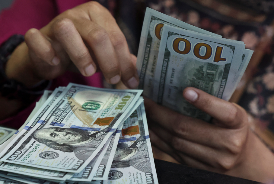 O dólar sobe, mas o enredo é importado