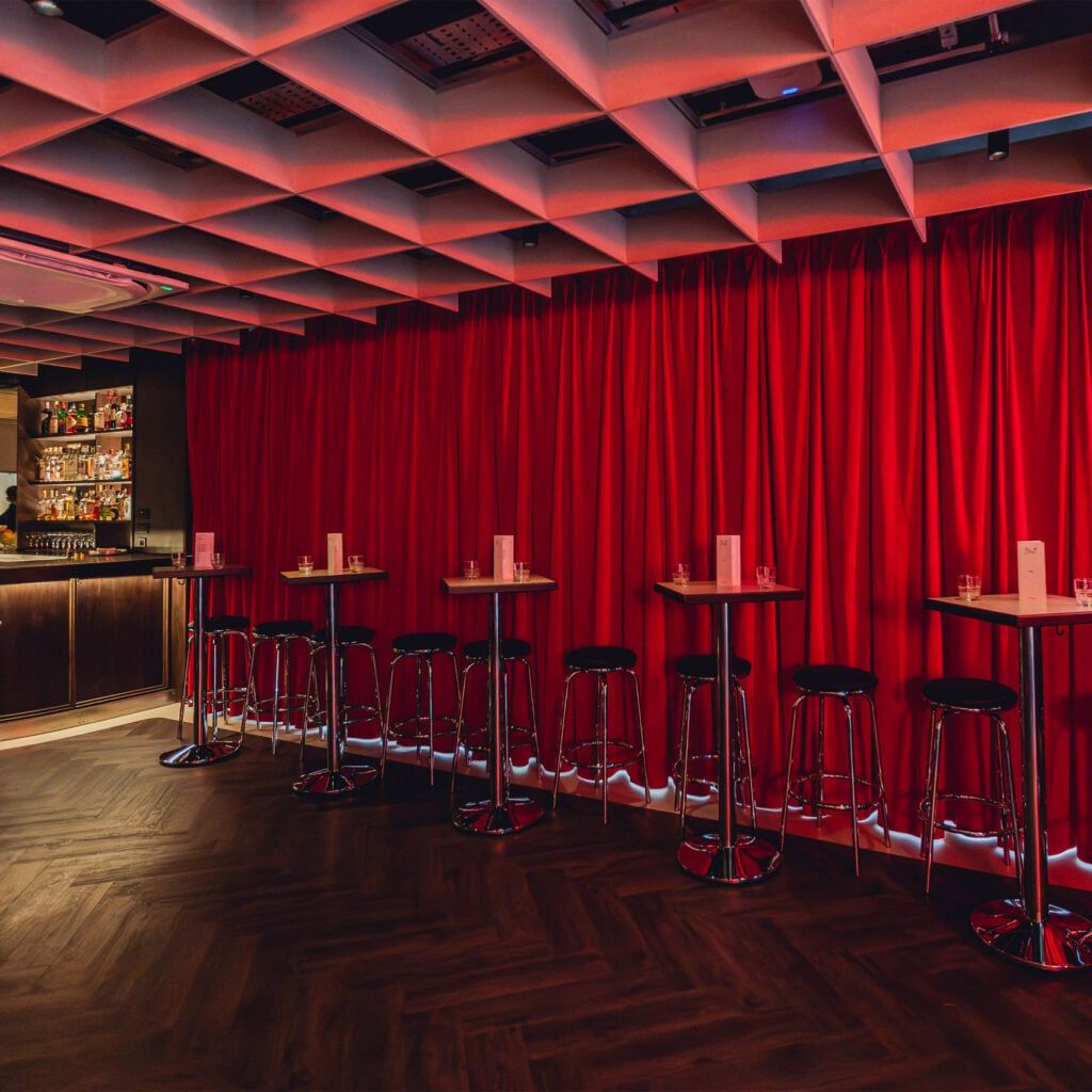 Painéis Autex elevam som e design no Bar Shrimp de Manchester