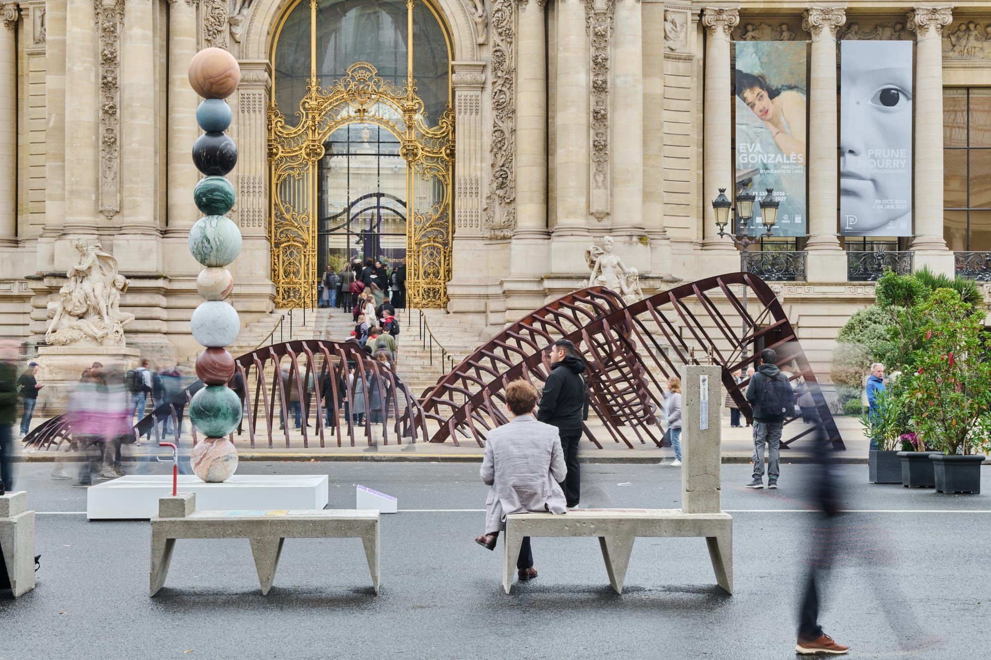 Art Basel Paris: Esculturas são retiradas em meio a protestos