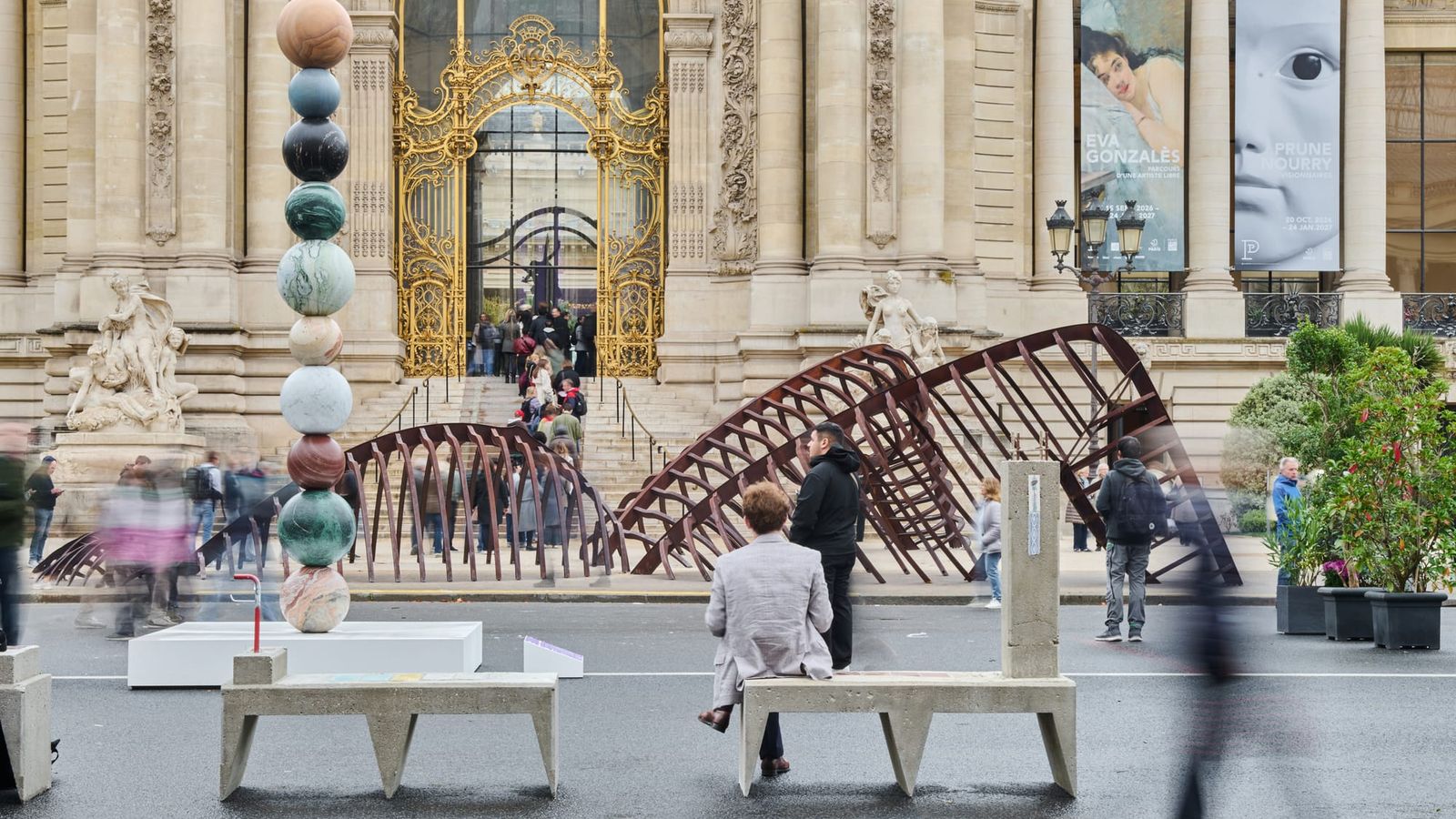 Art Basel Paris: Esculturas são retiradas em meio a protestos