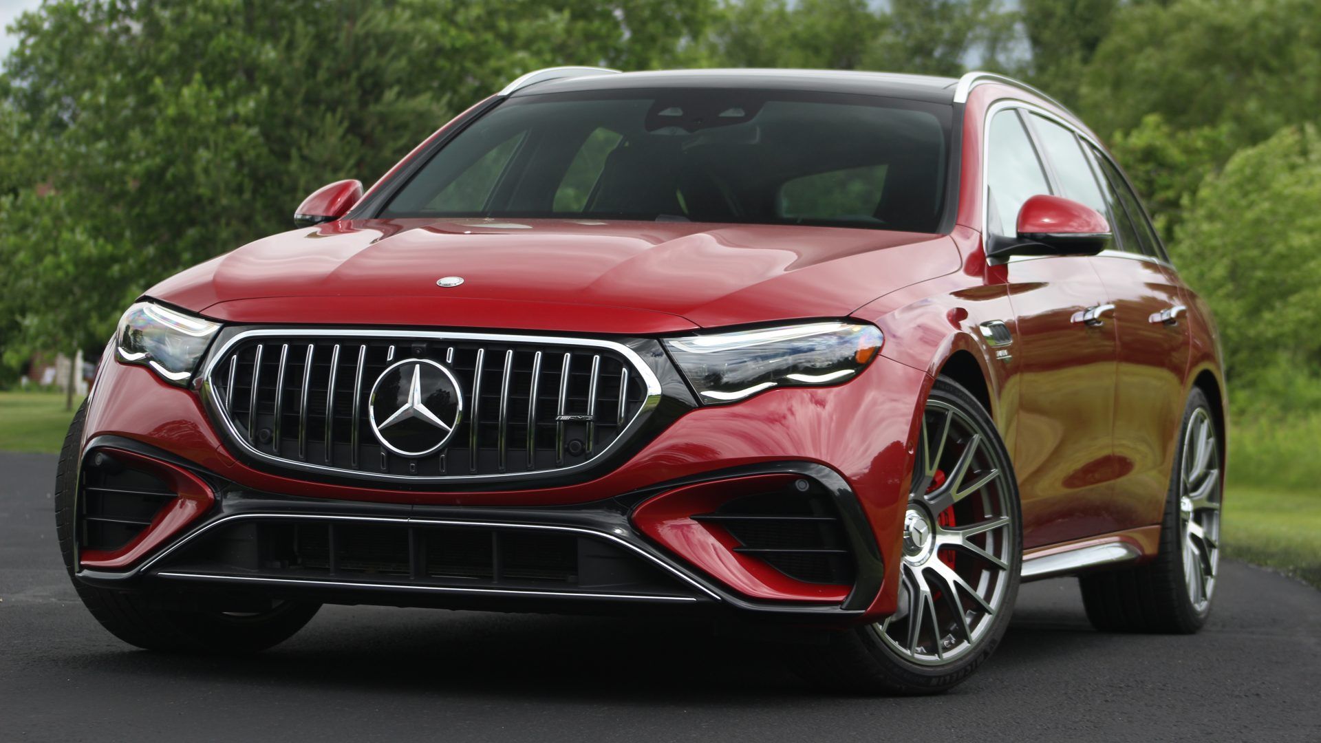 Mercedes-AMG E53 Hybrid Wagon tenta equilibrar luxo e performance — e encontra dilemas