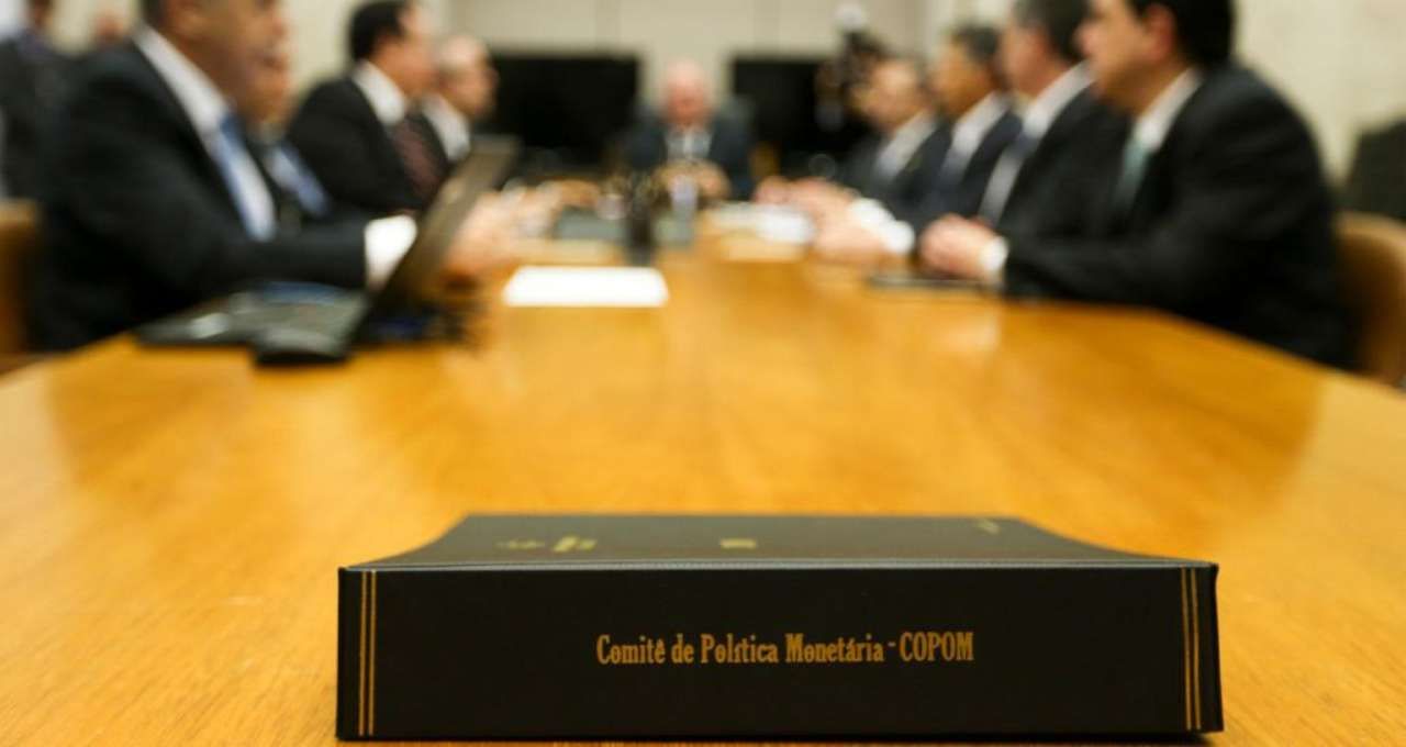 Copom mantém cautela e sinaliza juros em compasso de espera