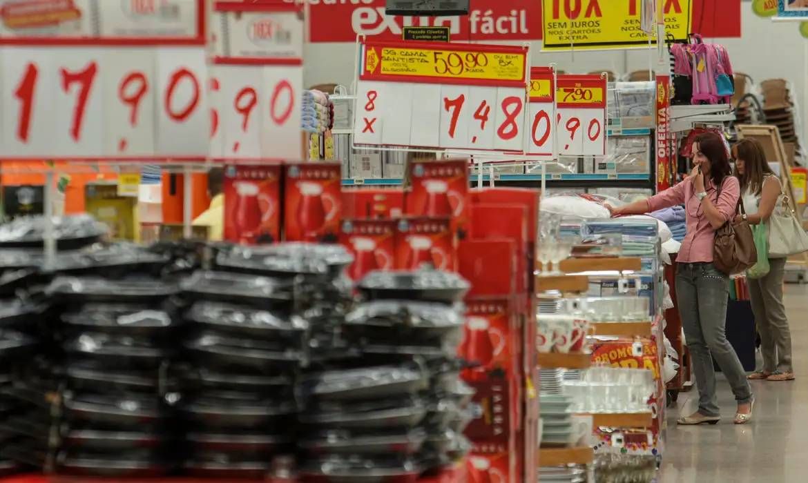 IPCA-15 de 0,41% traz respiro, mas Banco Central mantém cautela com Selic
