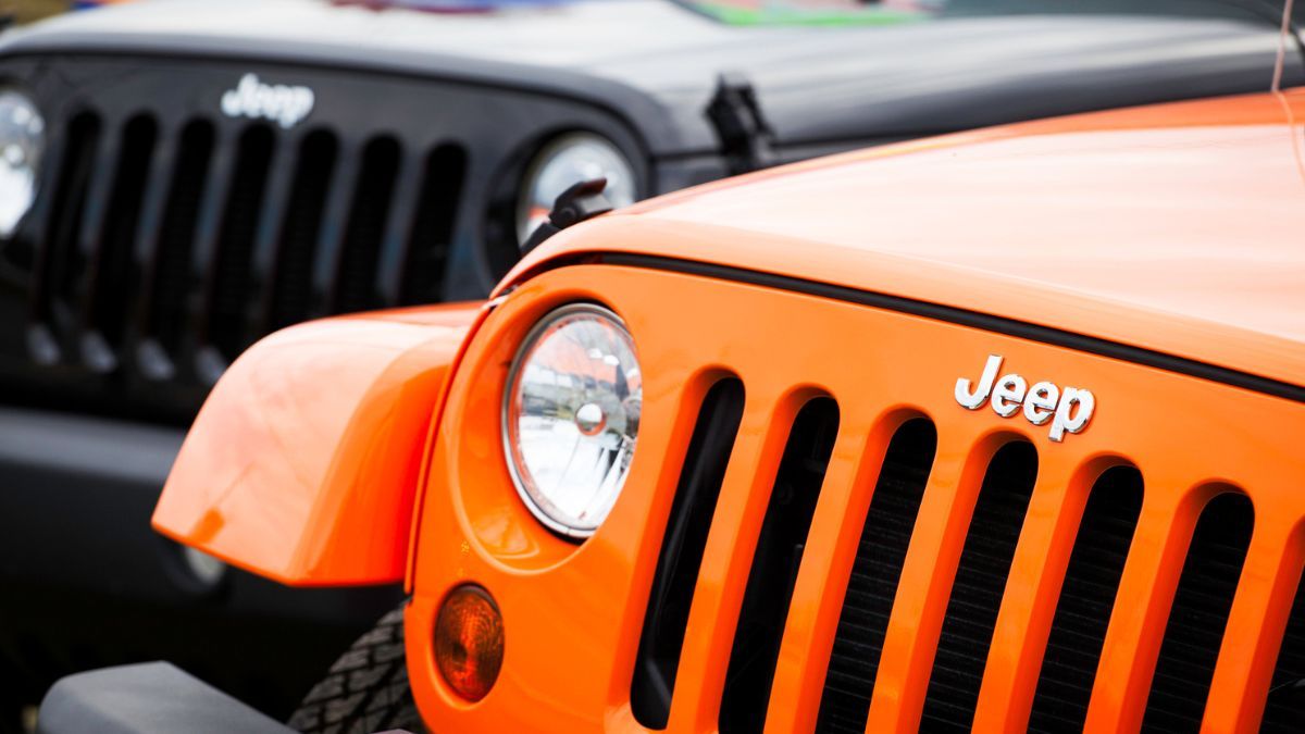 Stellantis convoca recall de 1 milhão de Jeeps por risco de incêndio com motor desligado