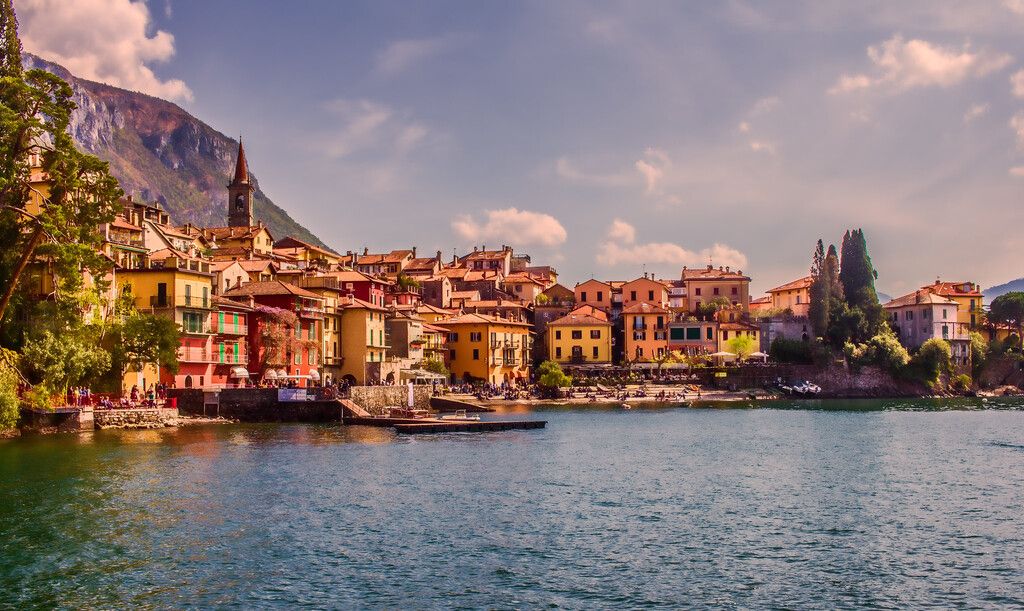 Varenna impõe multas a turistas por trajes de banho em áreas públicas