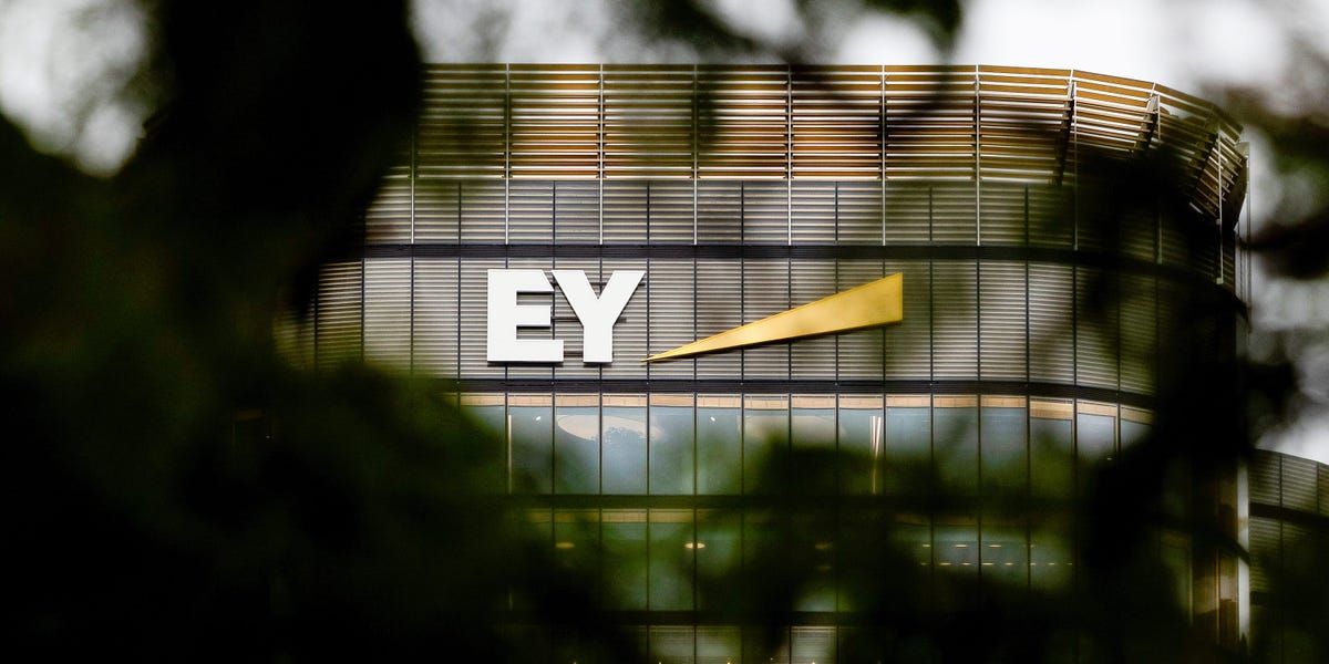 Com a IA, a EY decreta: o estágio de oito semanas morreu