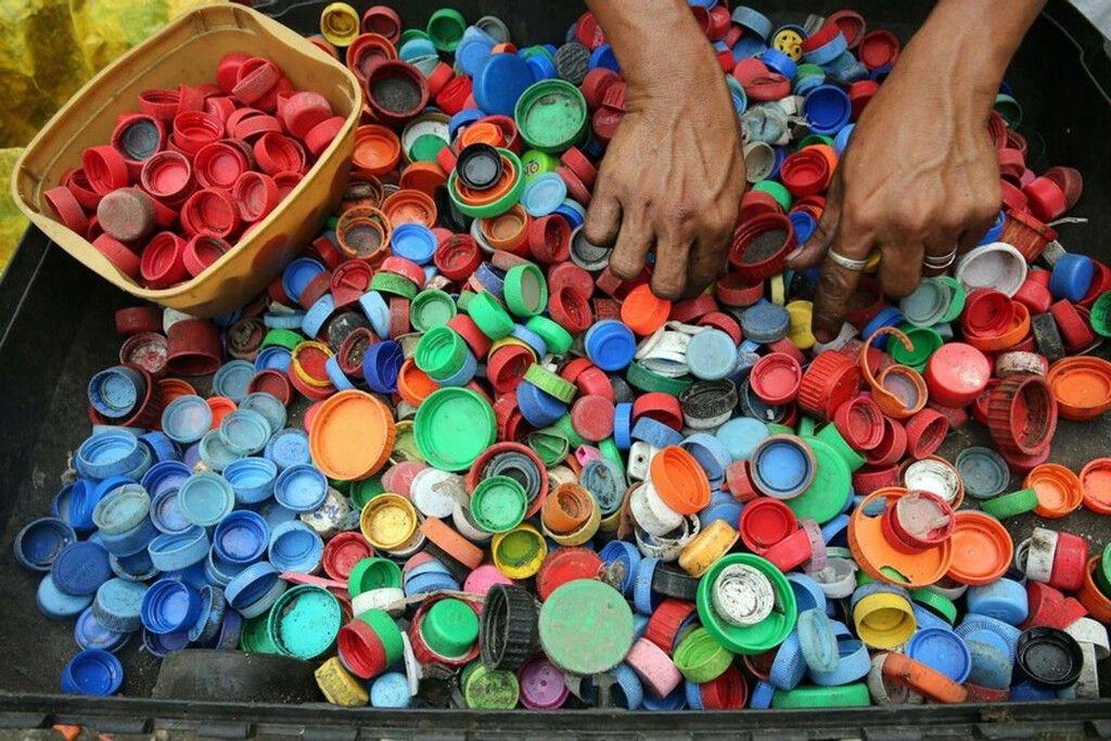 Indústria do plástico enfrenta escrutínio após relatório apontar falha sistêmica na reciclagem