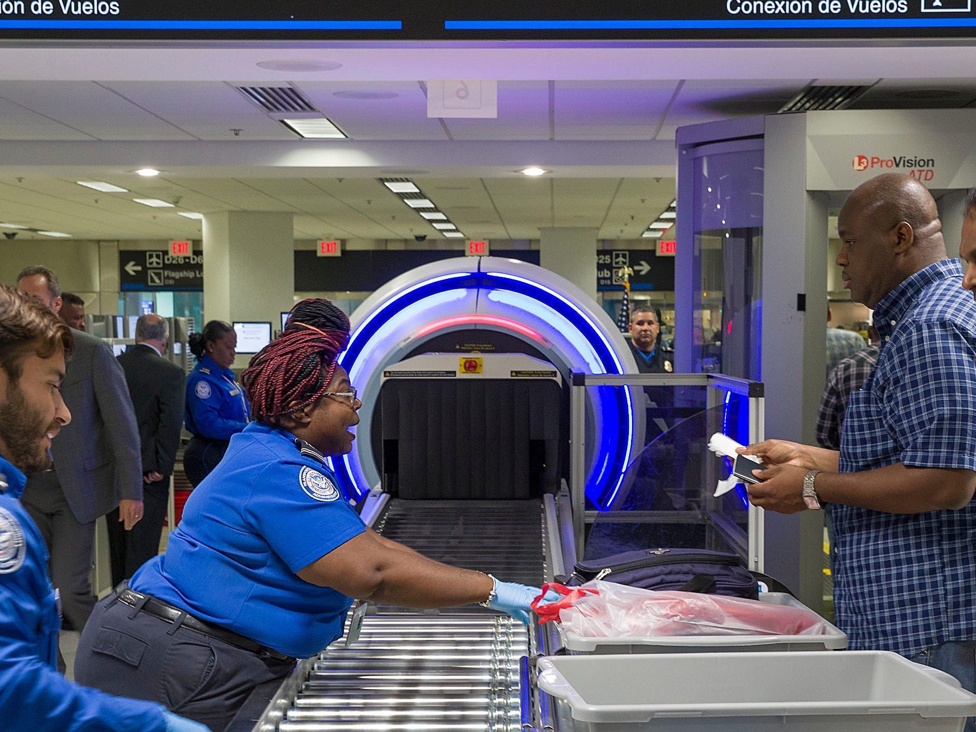 Novas máquinas de raio-X da TSA cabem sua bagagem de mão