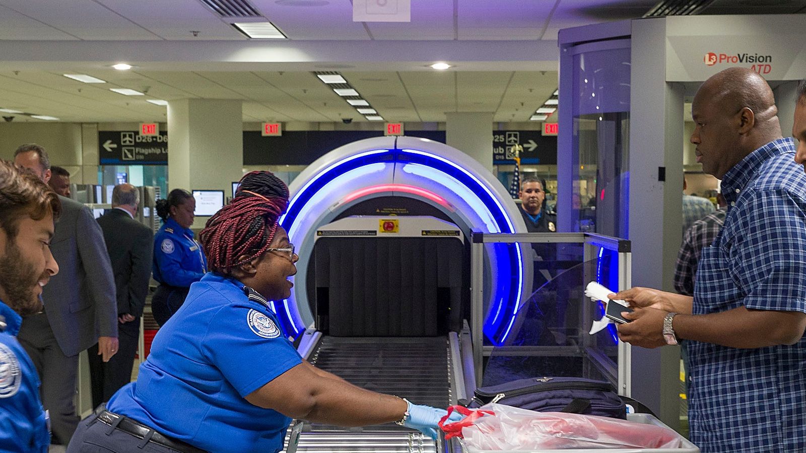 Novas máquinas de raio-X da TSA cabem sua bagagem de mão