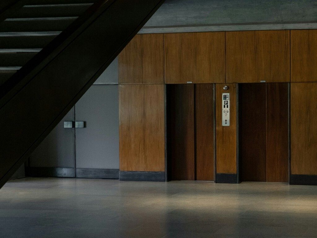 Moroso sem elevador: a lei espanhola que proíbe condomínios de trancar o acesso — e o que o Brasil pode aprender