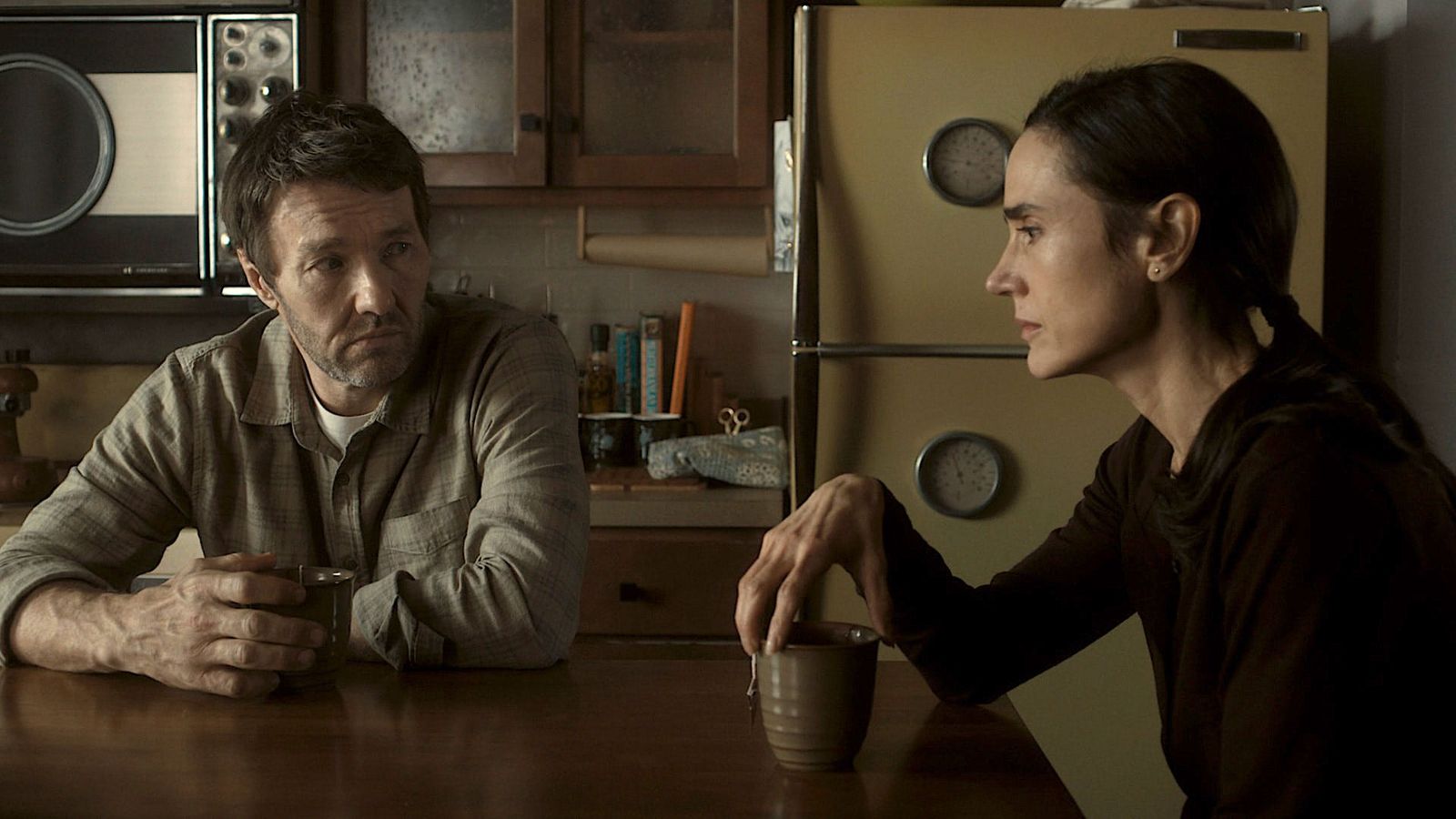 Joel Edgerton e Jennifer Connelly: O amor em multiversos de desintegração