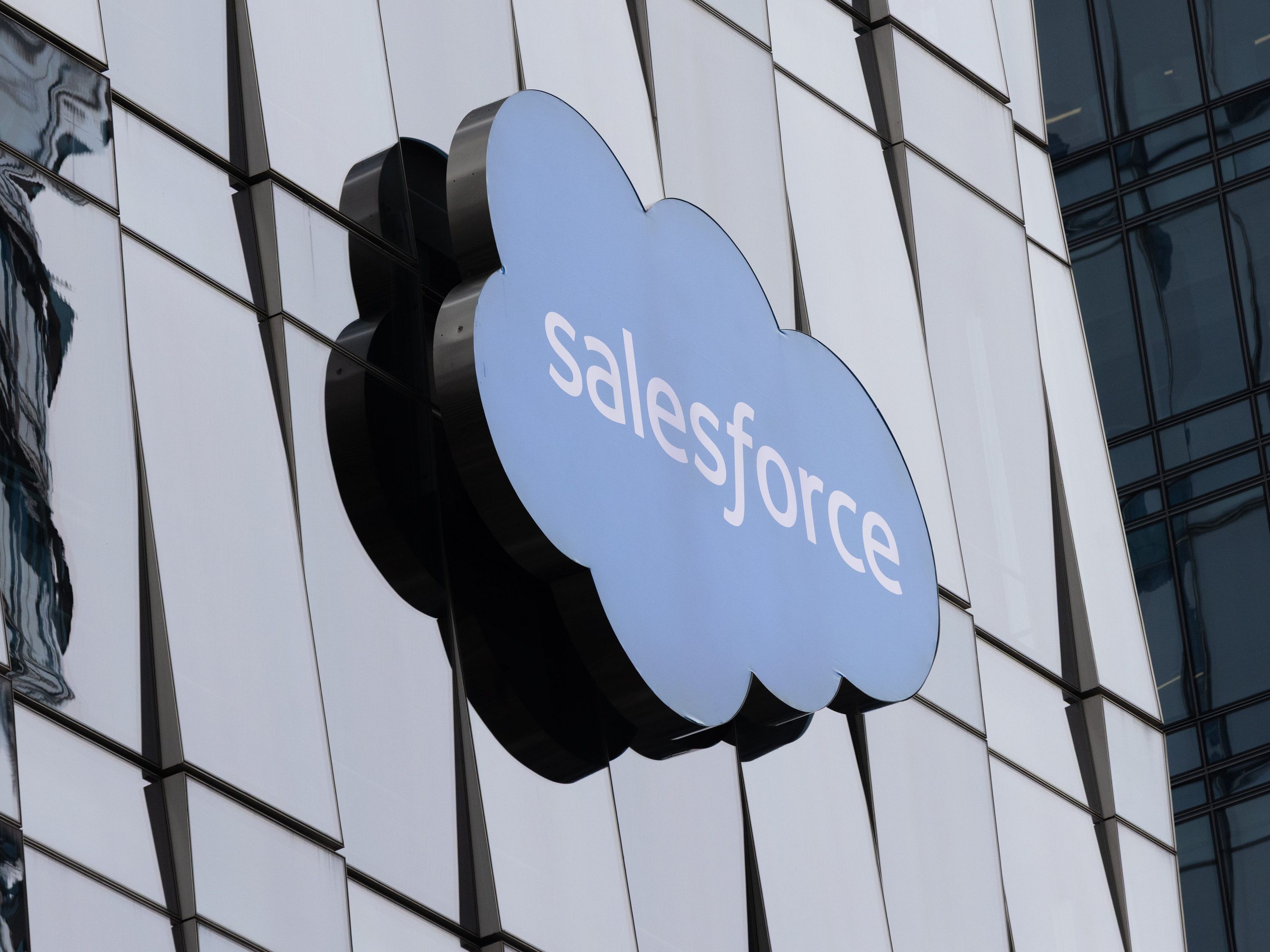 Salesforce oferece até 30 semanas de rescisão a funcionários nos EUA