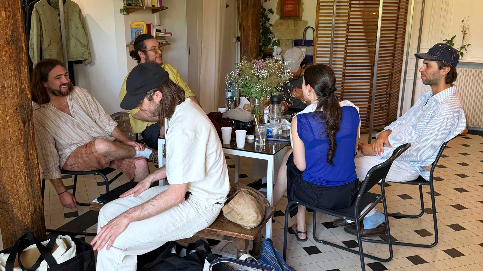 Designers independentes transformam bastidores da Paris Fashion Week em estratégia de sobrevivência