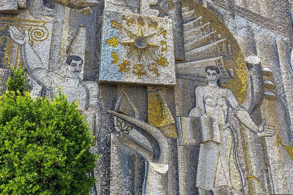 Mosaico Soviético em Baku: Páginas de Pedra da Ideologia