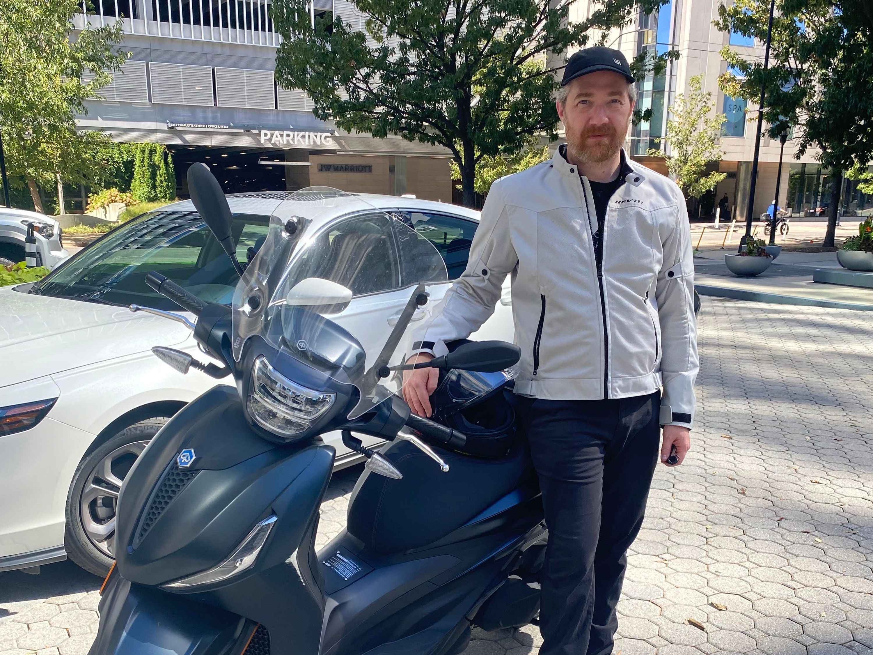 Arquiteto troca carro por scooter e economiza R$ 3.500/mês