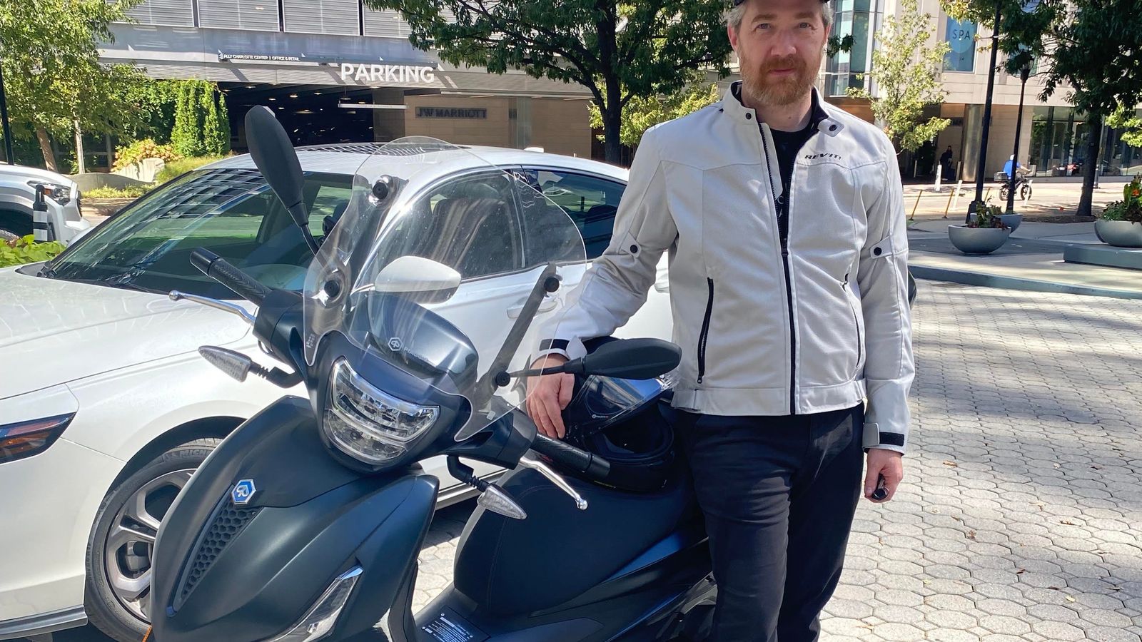 Arquiteto troca carro por scooter e economiza R$ 3.500/mês