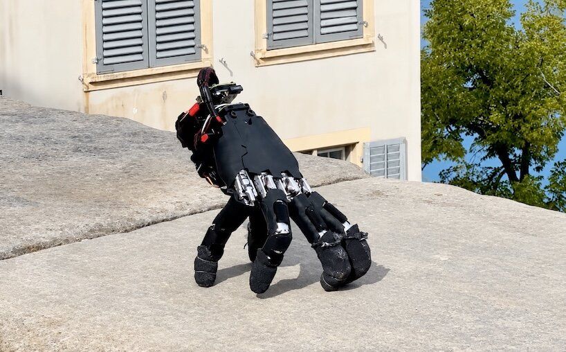 Mão robótica autônoma aprende a andar com os dedos