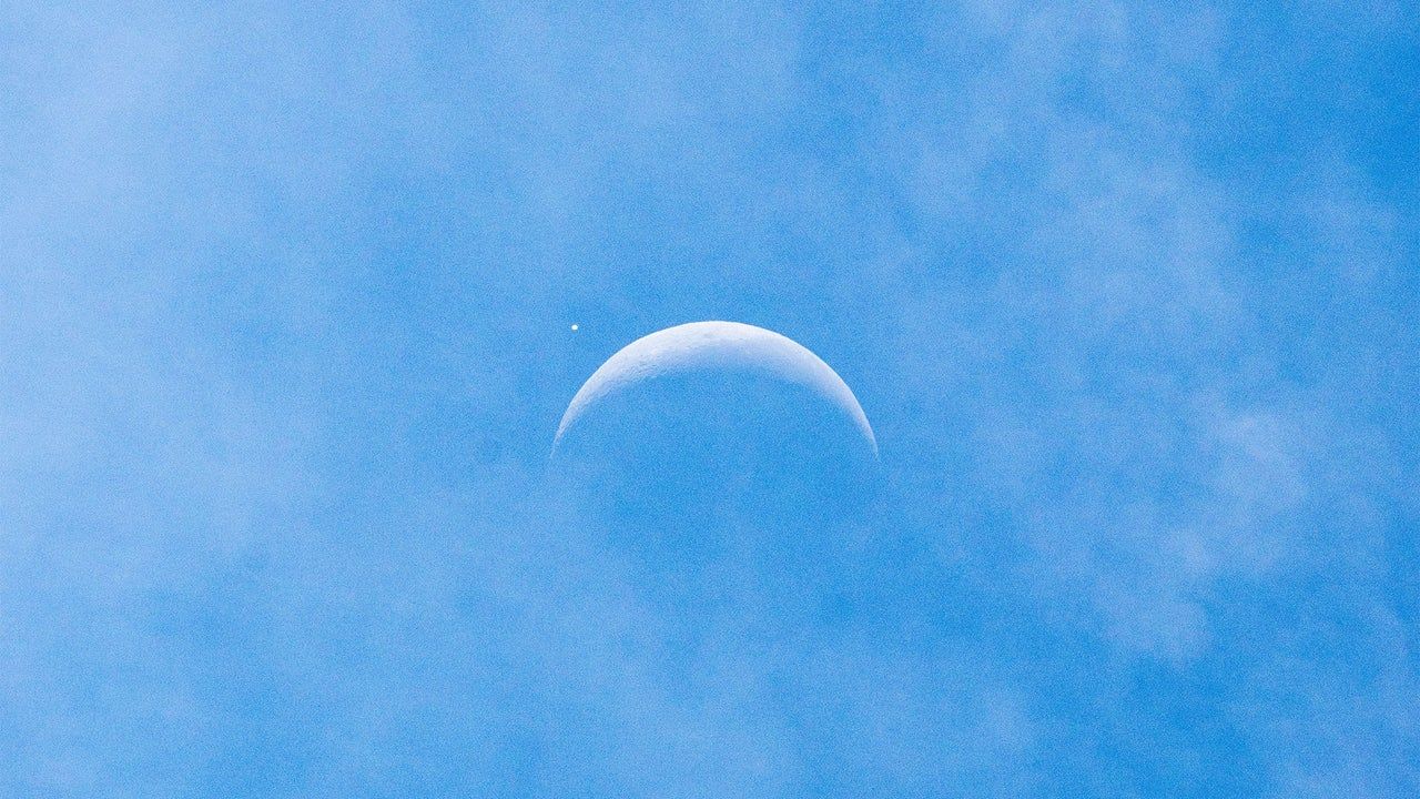 Lua encobre Vênus em fenômeno astronômico raro visível durante o dia