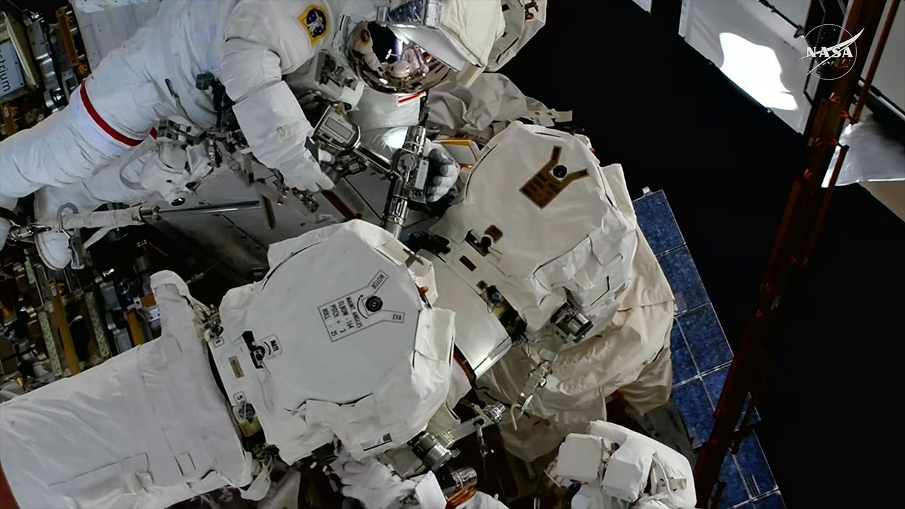 Astronautas consertam braço robótico Canadarm2 em missão crítica na ISS