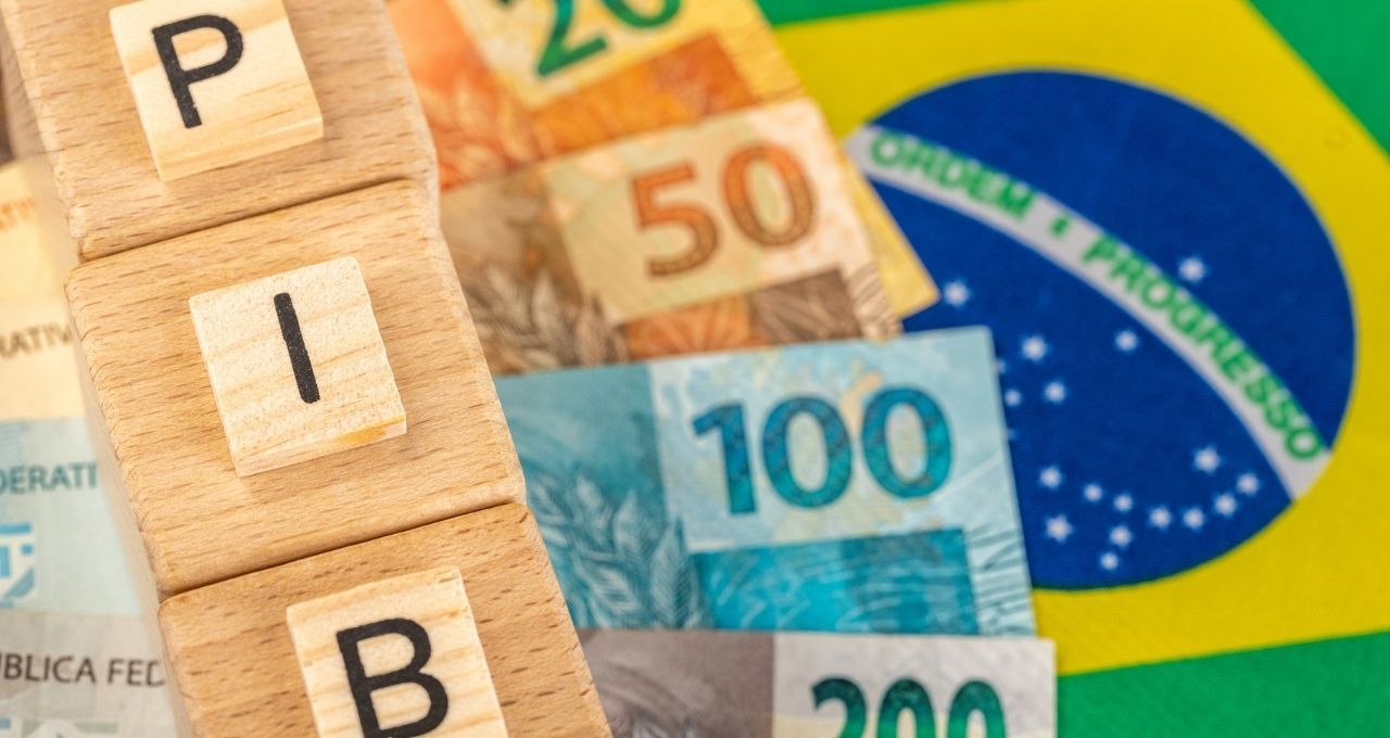 Brasil em 10 anos: PIB cresce, desemprego cai, mas dívida dispara