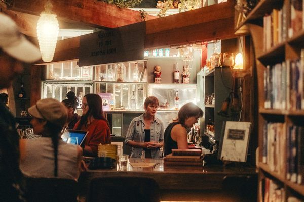 Livraria e bar combinam livros usados e drinques em Chattanooga