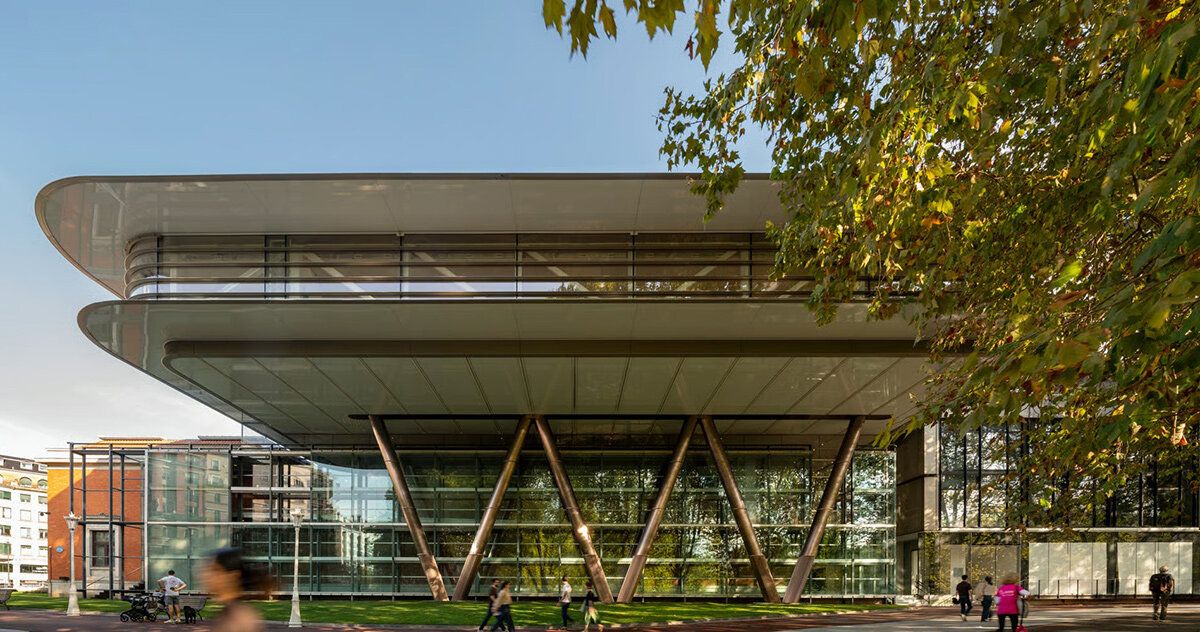 Foster + Partners eleva museu em Bilbao com ponte de aço e 6.000 m²