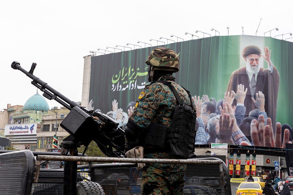 Irã cria escolas de polícia para doutrinar jovens e garantir lealdade